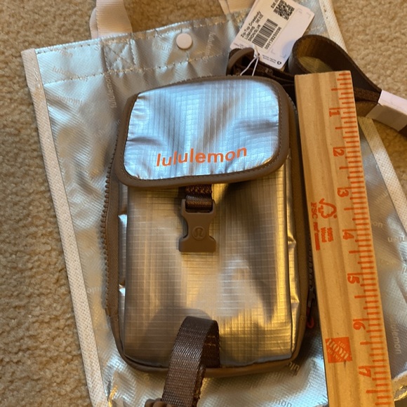 Lululemon crossbody NEW - Picture 2 of 6